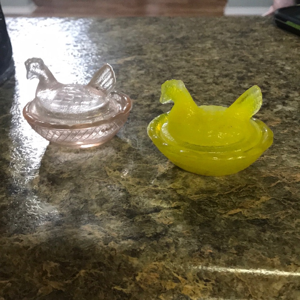 Mini hen on the nests